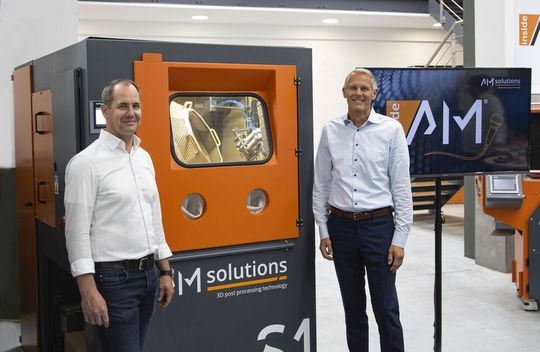 Christoph Hansen, Director of Technology & Innovation of Sauber Engineering, with Stephan Rösler, President & CEO of Rösler Oberflächentechnik. Christoph Hansen, Director of Technology & Innovation of Sauber Engineering, with Stephan Rösler, President & CEO of Rösler Oberflächentechnik.
