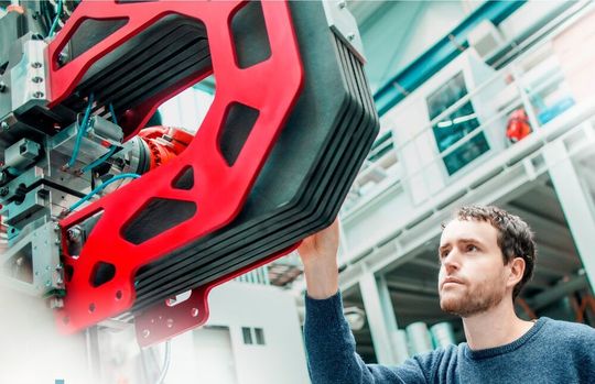 Das sogenannte Robotised Injection Moulding (Robin) des Start-ups Anybrid GmbH hat den JEC Composites Connect Innovation Award gewonnen. Und zwar in der Kategorie „Equipment and Machinery“. Die Maschine, die es dafür braucht, gilt als Fliegengewicht. Das sogenannte Robotised Injection Moulding (Robin) des Start-ups Anybrid GmbH hat den JEC Composites Connect Innovation Award gewonnen. Und zwar in der Kategorie „Equipment and Machinery“. Die Maschine, die es dafür braucht, gilt als Fliegengewicht.