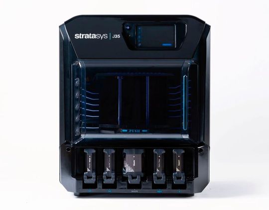 Der Stratasys J35 Pro 3D-Drucker wurde entwickelt, um in Büroumgebungen Prototypen, Modelle und Gebrauchsteile für eine Vielzahl von Branchen zu produzieren.