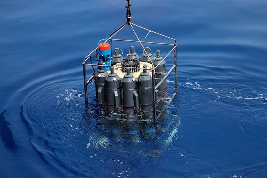 Eine CTD-Rosette ist ein ozeanographisches Messgerät, das zur Bestimmung von Temperatur- und Salzgehaltsprofilen von Meerwasser dient. Eine CTD-Rosette ist ein ozeanographisches Messgerät, das zur Bestimmung von Temperatur- und Salzgehaltsprofilen von Meerwasser dient.