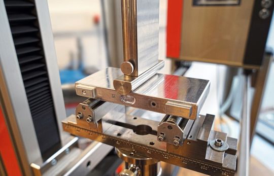3-Pkt-Biegeversuch an prismatischer Li-Ionen-Zelle. 3-Pkt-Biegeversuch an prismatischer Li-Ionen-Zelle.