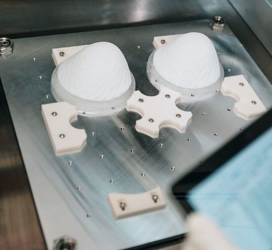 Die additiv gefertigten Polycaprolacton-Implantate für die Brustrekonstruktion von Bella Seno können nach der Implantation von körpereigenen Zellen besiedelt werden. Die additiv gefertigten Polycaprolacton-Implantate für die Brustrekonstruktion von Bella Seno können nach der Implantation von körpereigenen Zellen besiedelt werden.