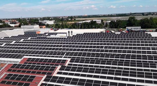 Toyota Material Handling Europe will bis 2030 emissionsfrei werden. Hier die Photovoltaik-Anlage bei Toyota Material Handling Manufacturing Italy in Bologna. Jährlich werde man damit rund 370 Tonnen Kohlendioxid einsparen. Und das ist nicht alles. Toyota Material Handling Europe will bis 2030 emissionsfrei werden. Hier die Photovoltaik-Anlage bei Toyota Material Handling Manufacturing Italy in Bologna. Jährlich werde man damit rund 370 Tonnen Kohlendioxid einsparen. Und das ist nicht alles.