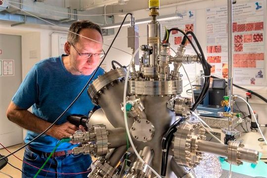 Prof. Dr. Markus Lackinger bei der Arbeit mit einer Ultrahochvakuumkammer an der TU München. Er ist neuen 2D-Materialien mithilfe von Selbstorganisation und Photopolymerisation auf der Spur. Prof. Dr. Markus Lackinger bei der Arbeit mit einer Ultrahochvakuumkammer an der TU München. Er ist neuen 2D-Materialien mithilfe von Selbstorganisation und Photopolymerisation auf der Spur.