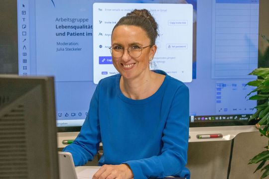 Eine Vision sei zwar grobmaschiger, ermögliche aber, elastischer auf mögliche Szenarien zu reagieren: So beschreibt Medical-Mountains-Geschäftsführerin Yvonne Glienke, wie die Medical Mountains GmbH derzeit mit der Branche an der Zukunft arbeitet. Eine Vision sei zwar grobmaschiger, ermögliche aber, elastischer auf mögliche Szenarien zu reagieren: So beschreibt Medical-Mountains-Geschäftsführerin Yvonne Glienke, wie die Medical Mountains GmbH derzeit mit der Branche an der Zukunft arbeitet.