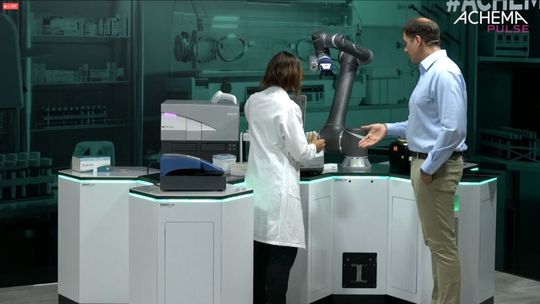 Labormodule im hexagonalen Design, ein Roboterarm und miteinander kommunizierende Geräte – so präsentiert sich das Labor der Zukunft auf der Achema Pulse (im Bild: Saskia Reichelt von Smart Labs Solutions und Dr. Simon Bungers von Labforward während einer digitalen Vorführung auf der Achema Pulse). Labormodule im hexagonalen Design, ein Roboterarm und miteinander kommunizierende Geräte – so präsentiert sich das Labor der Zukunft auf der Achema Pulse (im Bild: Saskia Reichelt von Smart Labs Solutions und Dr. Simon Bungers von Labforward während einer digitalen Vorführung auf der Achema Pulse).