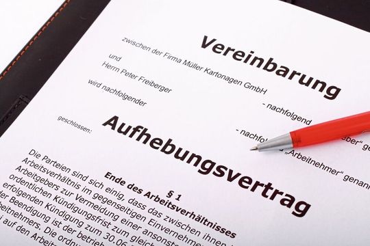 Kommt es zu einem Aufhebungsvertrag zwischen Arbeitgeber und -nehmer, können sich Unternehmen mit einer Abfindung gegen Kündigungsschutzklagen absichern. Kommt es zu einem Aufhebungsvertrag zwischen Arbeitgeber und -nehmer, können sich Unternehmen mit einer Abfindung gegen Kündigungsschutzklagen absichern.