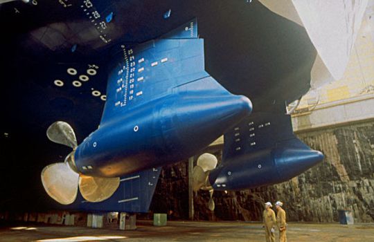 Antrieb und Steuerung des Schiffes sind in einer vertikal schwenkbaren Gondel außerhalb des Schiffsrumpfes kombiniert. Bild: Schaeffler Antrieb und Steuerung des Schiffes sind in einer vertikal schwenkbaren Gondel außerhalb des Schiffsrumpfes kombiniert. Bild: Schaeffler