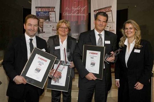 Die Top-3-Distributoren in der Kategorie Broadline-Distribution (v.l.): Gerhard Schulz von Ingram Micro (Silber-Award), Bärbel Schmidt von Actebis Peacock (Platin-Award) und Thomas Kasper von Also Deutschland (Gold-Award). Die Top-3-Distributoren in der Kategorie Broadline-Distribution (v.l.): Gerhard Schulz von Ingram Micro (Silber-Award), Bärbel Schmidt von Actebis Peacock (Platin-Award) und Thomas Kasper von Also Deutschland (Gold-Award).