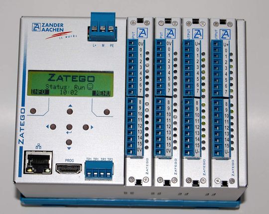 Bild 1: Die zyklusfreie sicherheitsintegrierte Steuerung ZATEGO von ZANDER, die auf Basis programmierbarer Logikbausteine funktioniert und intern diversitär redundant aufgebaut ist Bild 1: Die zyklusfreie sicherheitsintegrierte Steuerung ZATEGO von ZANDER, die auf Basis programmierbarer Logikbausteine funktioniert und intern diversitär redundant aufgebaut ist