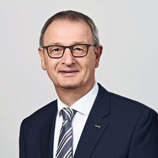 Dr. Wilfried Schäfer, Geschäftsführer VDW (Verein Deutscher Werkzeugmaschinenfabriken): «Knapp zwei Monate nach Versand der Anmeldeunterlagen haben sich zahlreiche Marktführer zur Grindinghub angemeldet. Damit ist Stuttgart schon jetzt das künftige Zentrum der Schleiftechnik.» Dr. Wilfried Schäfer, Geschäftsführer VDW (Verein Deutscher Werkzeugmaschinenfabriken): «Knapp zwei Monate nach Versand der Anmeldeunterlagen haben sich zahlreiche Marktführer zur Grindinghub angemeldet. Damit ist Stuttgart schon jetzt das künftige Zentrum der Schleiftechnik.»