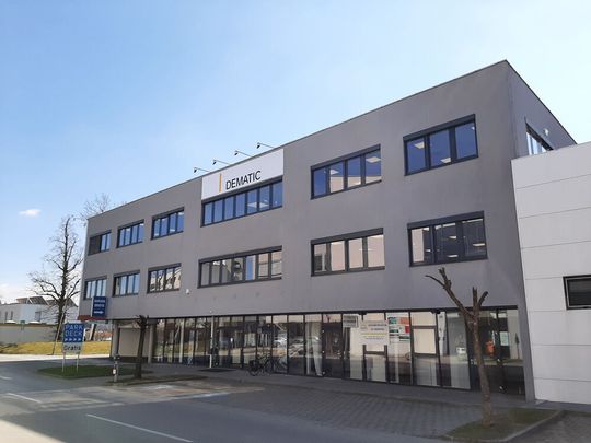 Dematic expandiert in Österreich! Mit dem Kapazitätsausbau des Standortes in Graz (Bild) stärke der Intralogistikspezialist seine Präsenz an einem für ihn wichtigen Industriestandort. Die neuen Räumlichkeiten bieten zusätzliche 1.200 Quadratmeter Aktionsfläche, heißt es. Dematic expandiert in Österreich! Mit dem Kapazitätsausbau des Standortes in Graz (Bild) stärke der Intralogistikspezialist seine Präsenz an einem für ihn wichtigen Industriestandort. Die neuen Räumlichkeiten bieten zusätzliche 1.200 Quadratmeter Aktionsfläche, heißt es.
