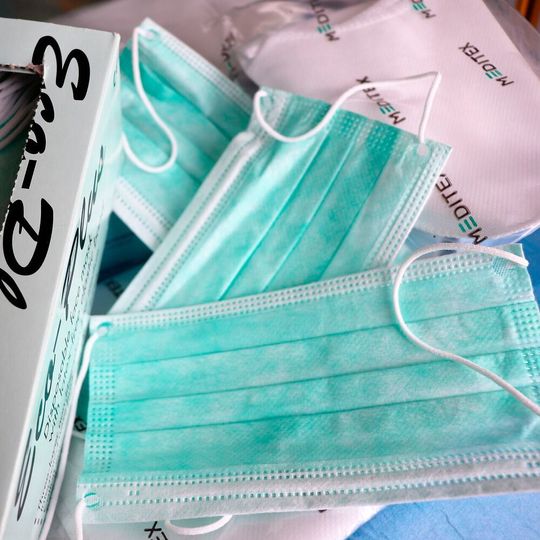 Ein Pilotprojekt soll zeigen, dass Einweg-Gesichtsmasken für das sogenannte Closed-Loop-Recycling geeignet sind. Ein Pilotprojekt soll zeigen, dass Einweg-Gesichtsmasken für das sogenannte Closed-Loop-Recycling geeignet sind.
