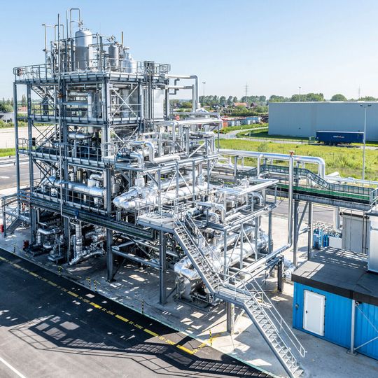 Chemisch recycelte Rohstoffe von Renasci werden an mehreren Borealis-Standorten für die Produktion von kreislauforientierten Borcycle C-Polyolefinen und Basischemikalien zum Einsatz kommen. Chemisch recycelte Rohstoffe von Renasci werden an mehreren Borealis-Standorten für die Produktion von kreislauforientierten Borcycle C-Polyolefinen und Basischemikalien zum Einsatz kommen.