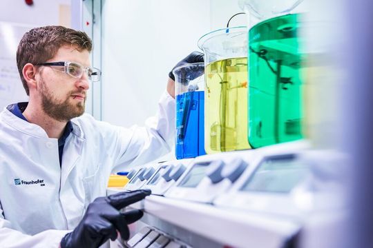 Von der Designphase über funktionale Prototypen bis hin zur Kleinstserie können Unternehmen im MID-Lab des Fraunhofer IEM die Technologie erproben und umsetzen.