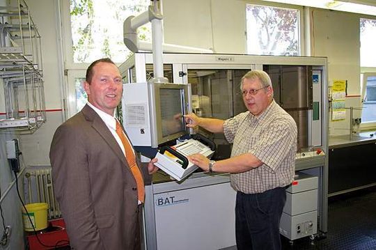 Markus Busch (links), Bereichsleiter Vertrieb und Technik bei der von den Steinen GmbH & Co. KG, und Udo Bäcker, technischer Kundenberater, sind zufrieden mit den neuen Möglichkeiten der Laserbeschriftungsanlage. Markus Busch (links), Bereichsleiter Vertrieb und Technik bei der von den Steinen GmbH & Co. KG, und Udo Bäcker, technischer Kundenberater, sind zufrieden mit den neuen Möglichkeiten der Laserbeschriftungsanlage.