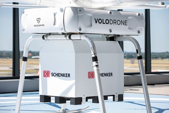 Die Volodrone, hier mit Frachtbox, kann dorthin liefern, wo sonst nichts mehr hinkommt, sagt der Hersteller. DB Schenker hat deren Entwicklung übrigens kräftig mit unterstützt.