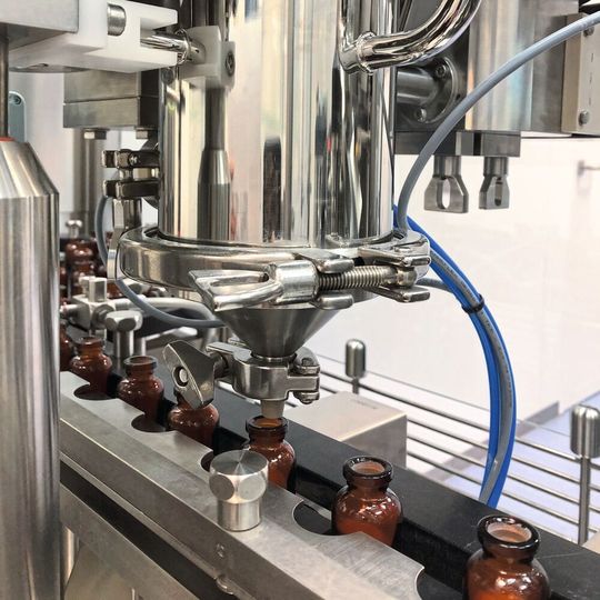 Der Schneckendosierer erfüllt die Anforderungen an einen hochpräzisen Dosierprozess und eine extrem schonende Pulverhandhabung und -dosierung für die Befüllung von Vials. Der Schneckendosierer erfüllt die Anforderungen an einen hochpräzisen Dosierprozess und eine extrem schonende Pulverhandhabung und -dosierung für die Befüllung von Vials.