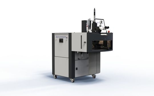 Einer der Vorteile der neuen X-Weld von Zeltwanger ist der höhenverstellbare Arbeitsraum: so kann das Gerät auf die Größe des Anwenders angepasst werden. Einer der Vorteile der neuen X-Weld von Zeltwanger ist der höhenverstellbare Arbeitsraum: so kann das Gerät auf die Größe des Anwenders angepasst werden.