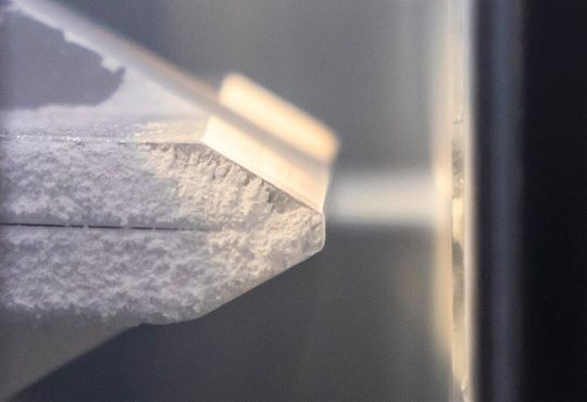 Prozessevolution! Heareus ist mit der speziellen Beschichtungsmethode Aerosol Deposition jetzt soweit, dass man das Verfahren im industriellen Maßstab nutzen kann. Prozessevolution! Heareus ist mit der speziellen Beschichtungsmethode Aerosol Deposition jetzt soweit, dass man das Verfahren im industriellen Maßstab nutzen kann.