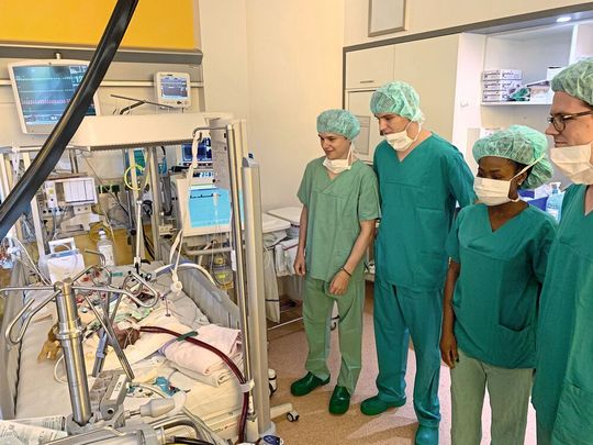 Der Bedarf an Kardiotechnikern steigt – und trotzdem gibt es kaum Ausbildungsstätten für den Beruf in Deutschland. Mit dem viersemestrigen Zertifikatskurs „Klinische Perfusion/Kardiotechnik“ will die FH Münster Abhilfe schaffen. Das Foto ist vor der Corona-Pandemie entstanden. Der Bedarf an Kardiotechnikern steigt – und trotzdem gibt es kaum Ausbildungsstätten für den Beruf in Deutschland. Mit dem viersemestrigen Zertifikatskurs „Klinische Perfusion/Kardiotechnik“ will die FH Münster Abhilfe schaffen. Das Foto ist vor der Corona-Pandemie entstanden.