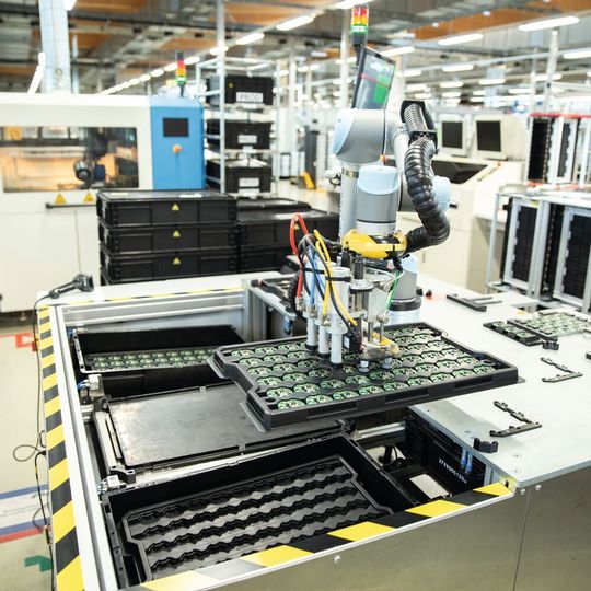 Beim österreichischen Elektronikzulieferer Melecs EWS unterstützt ein Cobot den Verpackungsprozess. Beim österreichischen Elektronikzulieferer Melecs EWS unterstützt ein Cobot den Verpackungsprozess.