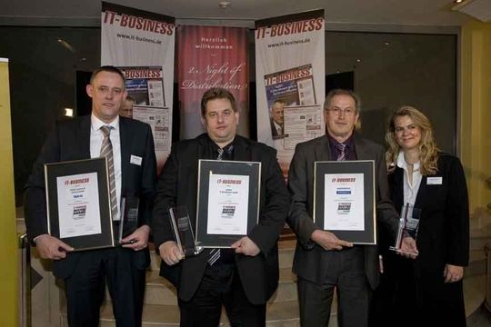 Die mit den Top-3-Awards ausgezeichneten Spezial-Distributoren mit Eigenmarke (v.l.): Bernd Tillmann von Tarox (Gold-Award), Rolf Koch von Rombus (Platin-Award) und Fritz Häussler von Wortmann (Silber-Award). Die mit den Top-3-Awards ausgezeichneten Spezial-Distributoren mit Eigenmarke (v.l.): Bernd Tillmann von Tarox (Gold-Award), Rolf Koch von Rombus (Platin-Award) und Fritz Häussler von Wortmann (Silber-Award).