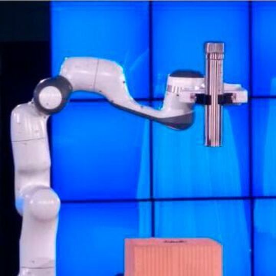 Grundsteinlegung mit Roboter: In der digitalen Fabrik der Zukunft arbeitet eine KI mit einem Körper. Grundsteinlegung mit Roboter: In der digitalen Fabrik der Zukunft arbeitet eine KI mit einem Körper.