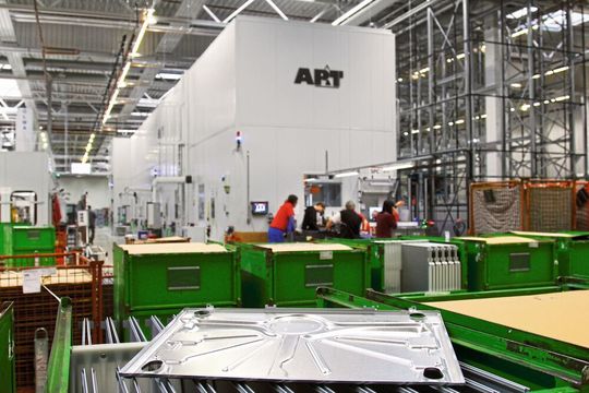 Die Sechspressenanlage von AP&T hat es ermöglicht, die Produktion von Metallbauteilen für Geschirrspüler und Wäschetrockner im Werk Uničov zu steigern. Die Sechspressenanlage von AP&T hat es ermöglicht, die Produktion von Metallbauteilen für Geschirrspüler und Wäschetrockner im Werk Uničov zu steigern.