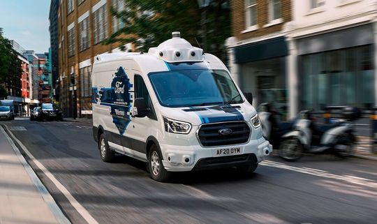 Scheinbar keiner drin! Mit umgebauten Transit-Kastenwagen wollen Ford und Hermes ergründen, wie man das Transportgeschäft bis zur Haustür mit selbstfahrenden Transportern prozesssicher erledigen könnte. Scheinbar keiner drin! Mit umgebauten Transit-Kastenwagen wollen Ford und Hermes ergründen, wie man das Transportgeschäft bis zur Haustür mit selbstfahrenden Transportern prozesssicher erledigen könnte.