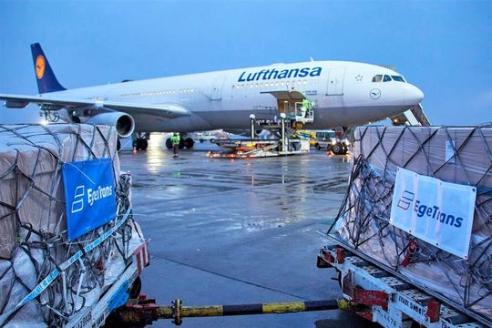 Egetrans setzt beim Warentransport auf sogenannte Prachter. Das sind speziell angepasste Passagiermaschinen der Lufthansa Cargo, die seit letztem Jahr die weltweite Versorung mit wichtigen Gütern sichern helfen. Egetrans setzt beim Warentransport auf sogenannte Prachter. Das sind speziell angepasste Passagiermaschinen der Lufthansa Cargo, die seit letztem Jahr die weltweite Versorung mit wichtigen Gütern sichern helfen.