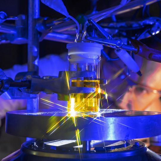 Dr. Laith Almazahreh untersucht an der Friedrich-Schiller-Universität Jena den Mechanismus der elektrokatalytischen Wasserstoffbildung mit einer von der Natur inspirierten Modellverbindung. In der elektrochemischen Zelle befindet sich eine Lösung dieser katalytisch aktiven Verbindung, die für die Herstellung von Wasserstoff eingesetzt wurde. Dr. Laith Almazahreh untersucht an der Friedrich-Schiller-Universität Jena den Mechanismus der elektrokatalytischen Wasserstoffbildung mit einer von der Natur inspirierten Modellverbindung. In der elektrochemischen Zelle befindet sich eine Lösung dieser katalytisch aktiven Verbindung, die für die Herstellung von Wasserstoff eingesetzt wurde.