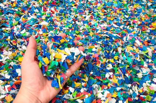 Das sind wieder zu verwendende Kunststoff-Flakes aus PET. Sie stammen von ausgedienten Produkten. Man kann sie jetzt so wie sie sind weiterverarbeiten, wie der Kunststoffmaschinen-Hersteller Engel durch eine neuartiges Verfahren beweist. Das sind wieder zu verwendende Kunststoff-Flakes aus PET. Sie stammen von ausgedienten Produkten. Man kann sie jetzt so wie sie sind weiterverarbeiten, wie der Kunststoffmaschinen-Hersteller Engel durch eine neuartiges Verfahren beweist.