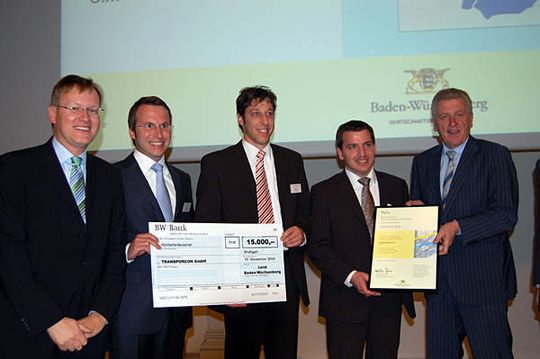 Baden-Württembergs Regierungspräsident Johannes Schmalzl (links) und Wirtschaftsminister Ernst Pfister (rechts) mit den drei Transporeon-Geschäftsführern Marc-Oliver Simon, Roland Hölzl und Peter Förster (von links). Bild: Transporeon Baden-Württembergs Regierungspräsident Johannes Schmalzl (links) und Wirtschaftsminister Ernst Pfister (rechts) mit den drei Transporeon-Geschäftsführern Marc-Oliver Simon, Roland Hölzl und Peter Förster (von links). Bild: Transporeon