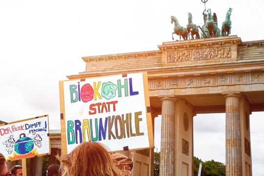 Junge Leute fordern eine klimafreundlichere Politik der Bundesregierung. Auch Arbeitgeber müssen sich auf das wachsende Nachhaltigkeitsbewusstsein künftiger Arbeitnehmer einstellen. Junge Leute fordern eine klimafreundlichere Politik der Bundesregierung. Auch Arbeitgeber müssen sich auf das wachsende Nachhaltigkeitsbewusstsein künftiger Arbeitnehmer einstellen.