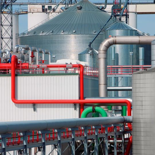 Ein Beispiel einer Bioraffinerie, wie sie in ähnlicher Form von UPM-Kymmene in Leuna errichtet wird. Ein Beispiel einer Bioraffinerie, wie sie in ähnlicher Form von UPM-Kymmene in Leuna errichtet wird.