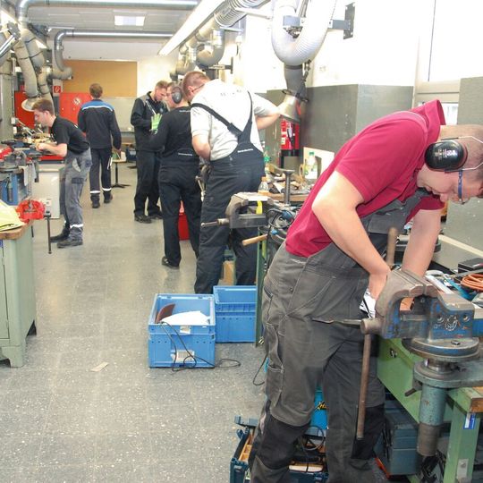 Immer weniger junge Menschen interessieren sich für eine Ausbildung als Karosserie- und Fahrzeugbaumechaniker/in. Immer weniger junge Menschen interessieren sich für eine Ausbildung als Karosserie- und Fahrzeugbaumechaniker/in.
