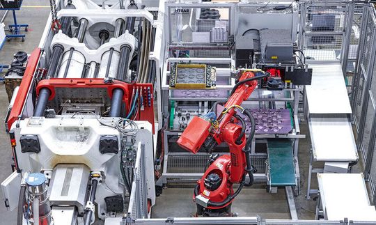 Zukunft gesichert! LKH in Heiligenroth kann sich über einen millionenschweren Auftrag in Sachen Luftfederkomponenten für einen nicht näher genannten Premium-Automobilhersteller freuen. Hier der Blick in die Kunststoffverarbeitung von LKH. Zukunft gesichert! LKH in Heiligenroth kann sich über einen millionenschweren Auftrag in Sachen Luftfederkomponenten für einen nicht näher genannten Premium-Automobilhersteller freuen. Hier der Blick in die Kunststoffverarbeitung von LKH.