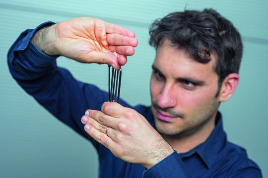 Juniorprofessor Gianluca Rizzello mit „dielektrischen Elastomeren“. Aus diesem Verbundwerkstoff erschaffen die Saarbrücker Forscher künstliche Muskeln und Nerven von flexiblen Roboterarmen. Juniorprofessor Gianluca Rizzello mit „dielektrischen Elastomeren“. Aus diesem Verbundwerkstoff erschaffen die Saarbrücker Forscher künstliche Muskeln und Nerven von flexiblen Roboterarmen.