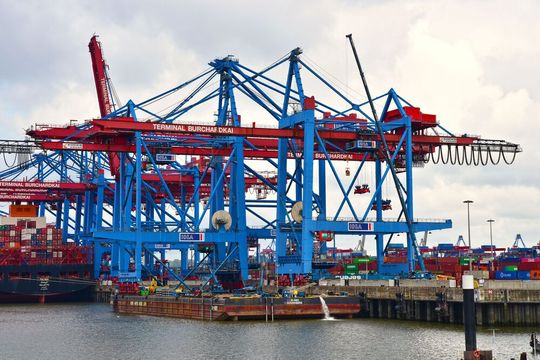 Auch für Ship-to-Shore-Containerbrücken wie diese hier am HHLA Container Terminal Burchardkai (CTB) gibt es ein „Second Life“ – sie arbeiten künftig bald auf dem Terminal HHLA TK Estonia in Tallinn. Auch für Ship-to-Shore-Containerbrücken wie diese hier am HHLA Container Terminal Burchardkai (CTB) gibt es ein „Second Life“ – sie arbeiten künftig bald auf dem Terminal HHLA TK Estonia in Tallinn.