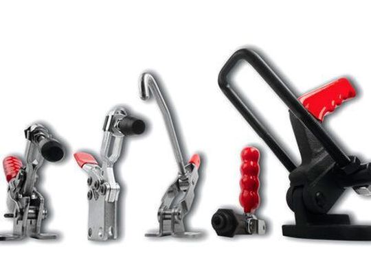 Die Kipp-Schnellspanner aus Stahl oder Edelstahl zeichnen sich aufgrund ihrer Verschleissfestigkeit und des ölbeständigen Griffs in der Signalfarbe Rot durch eine lange Lebensdauer aus. Die Kipp-Schnellspanner aus Stahl oder Edelstahl zeichnen sich aufgrund ihrer Verschleissfestigkeit und des ölbeständigen Griffs in der Signalfarbe Rot durch eine lange Lebensdauer aus.