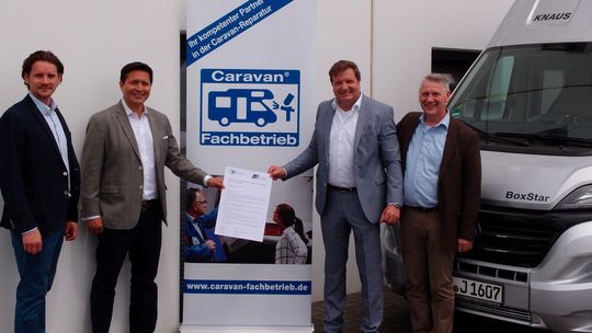 Startschuss für die Zusammenarbeit (v. l.): Tim Rüttgers (Referent Technik und Umwelt im CIVD), Daniel Onggowinarso (CIVD-Geschäftsführer), Thomas Aukamm (ZKF-Hauptgeschäftsführer), Robert Ziegler (Referatsleiter Berufsbildung und Nachwuchsförderung im ZKF).