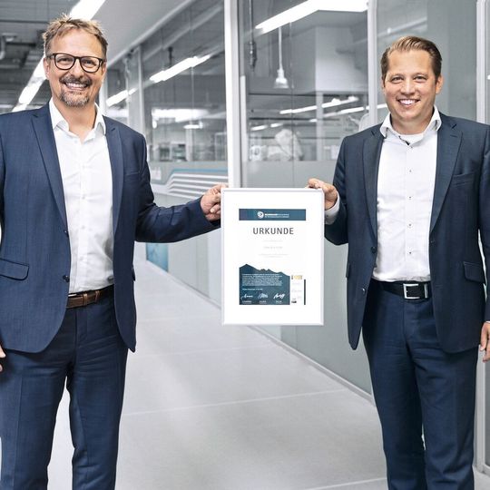Festo ist das 400. Technology-Mountains-Mitglied: Prof. Dr. Volker Nestle, Entwicklungsleiter Lifetech bei Festo (links), und Dr. Frank Jacob, Leiter des Geschäftsbereichs Lifetech bei Festo, halten die Urkunde in Händen. Festo ist das 400. Technology-Mountains-Mitglied: Prof. Dr. Volker Nestle, Entwicklungsleiter Lifetech bei Festo (links), und Dr. Frank Jacob, Leiter des Geschäftsbereichs Lifetech bei Festo, halten die Urkunde in Händen.