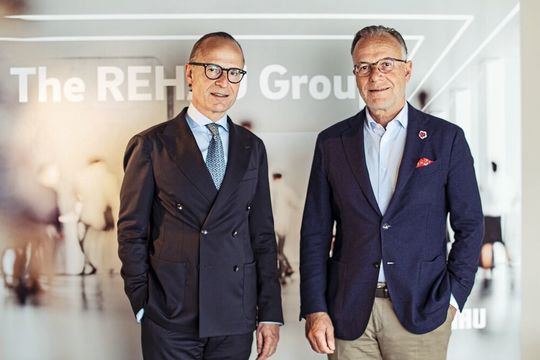 Rehau: Nach mehr als 20 Jahren an der Spitze des Supervisory Boards übergibt Jobst Wagner (rechts) zum 1. Juli 2021 das Amt des Präsidenten an seinen Bruder Dr. Veit Wagner und übernimmt dessen jetzige Funktion als Vizepräsident. Rehau: Nach mehr als 20 Jahren an der Spitze des Supervisory Boards übergibt Jobst Wagner (rechts) zum 1. Juli 2021 das Amt des Präsidenten an seinen Bruder Dr. Veit Wagner und übernimmt dessen jetzige Funktion als Vizepräsident.