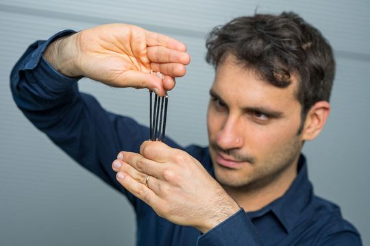Juniorprofessor Gianluca Rizzello mit „dielektrischen Elastomeren“. Aus diesem Verbundwerkstoff erschaffen die Saarbrücker Forscher künstliche Muskeln und Nerven von flexiblen Roboterarmen. Juniorprofessor Gianluca Rizzello mit „dielektrischen Elastomeren“. Aus diesem Verbundwerkstoff erschaffen die Saarbrücker Forscher künstliche Muskeln und Nerven von flexiblen Roboterarmen.