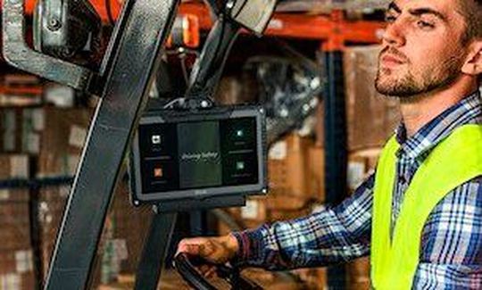 Getac lanciert die nächste Generation seines als sehr robust bezeichneten Tablets F110. Das Neue lege in Sachen Arbeitserleicherung in schwierigem Logistikumfeld noch eins drauf. Getac lanciert die nächste Generation seines als sehr robust bezeichneten Tablets F110. Das Neue lege in Sachen Arbeitserleicherung in schwierigem Logistikumfeld noch eins drauf.