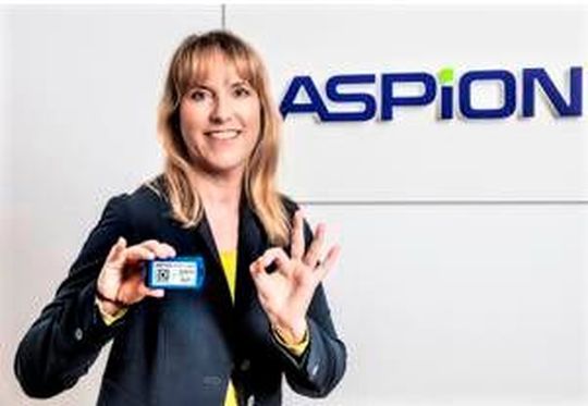 Zehn Jahre Aspion! Die Geschäftsführerin Martina Wöhr präsentiert das bereits etablierte Flaggschiff in puncto Schocksensoren – den Aspion G-Log 2. Er gilt als noch fähigerer Transportbegleiter, als die Vorgänger. Zehn Jahre Aspion! Die Geschäftsführerin Martina Wöhr präsentiert das bereits etablierte Flaggschiff in puncto Schocksensoren – den Aspion G-Log 2. Er gilt als noch fähigerer Transportbegleiter, als die Vorgänger.