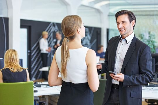 Beim Smalltalk wird der Name des Gegenübers schnell vergessen. Unser Tipp: Tauschen Sie gleich zu Beginn Ihre Visitenkarten aus. Beim Smalltalk wird der Name des Gegenübers schnell vergessen. Unser Tipp: Tauschen Sie gleich zu Beginn Ihre Visitenkarten aus.