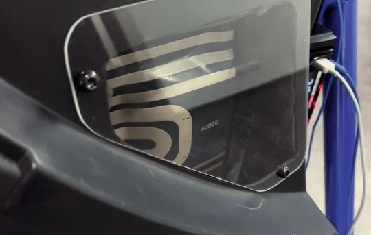 Die Leiterplatte in der Fahrzeugtür: Die Beschichtung könnte 40 bis 50 kg Kabel einsparen.