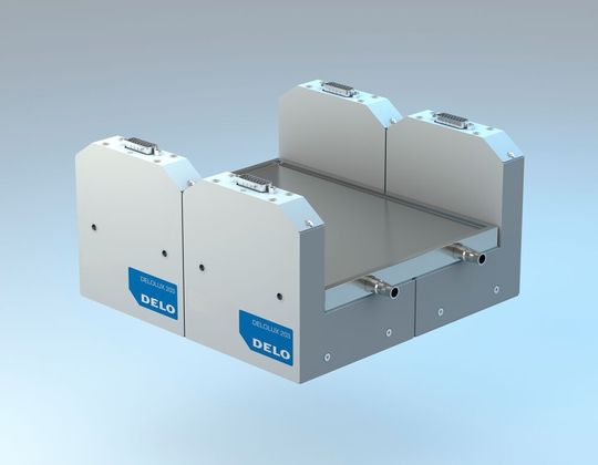 Eine Spezialität der UV-Aushärtelampe Delolux 203 ist, dass sie mit Wasser statt Luft gekühlt wird. Bei dieser 2×2-Konfiguration wird das Kühlprofil flächig über den Lampen verbaut, heißt es. Das Strömungsverhalten des Kühlmediums wird hinsichtlich einer gleichmäßigen Kühlwirkung optimiert, so Delo.